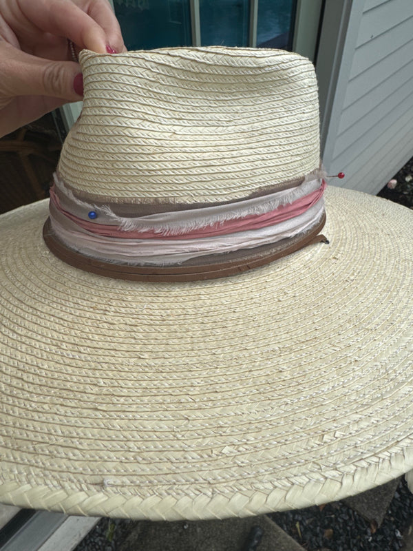 Light hat with stacked browns and pinks