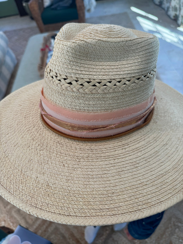 Light vented hat with pink, rose gold