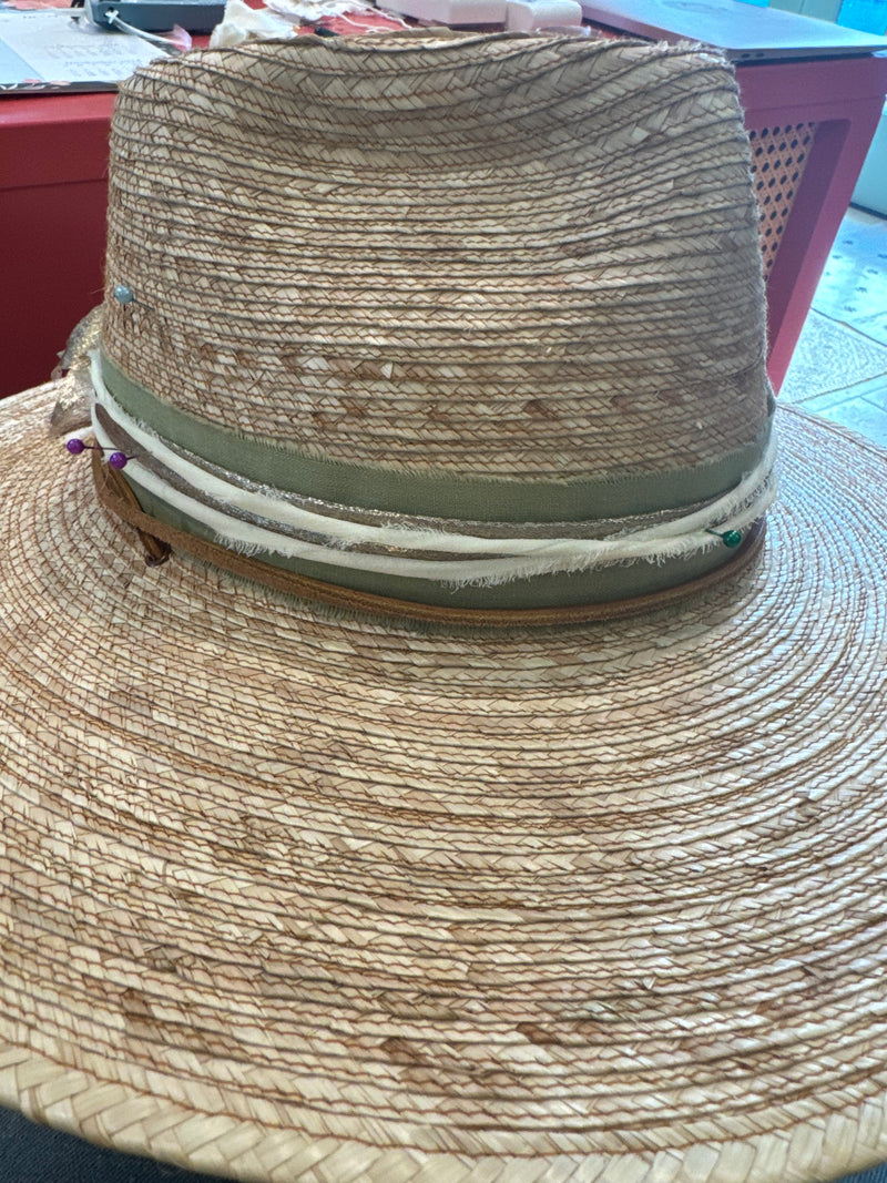 Oak hat with light green, twisted cream