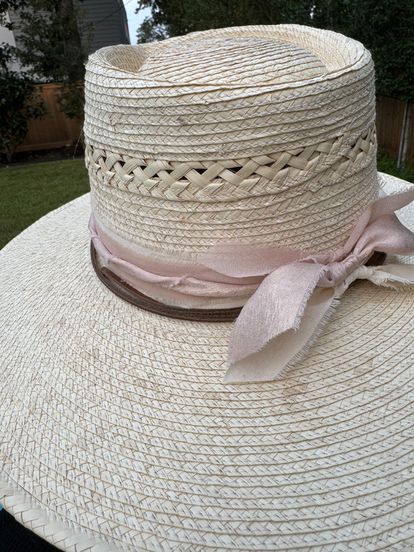 Light vented hat with neutral, cream and shimmer